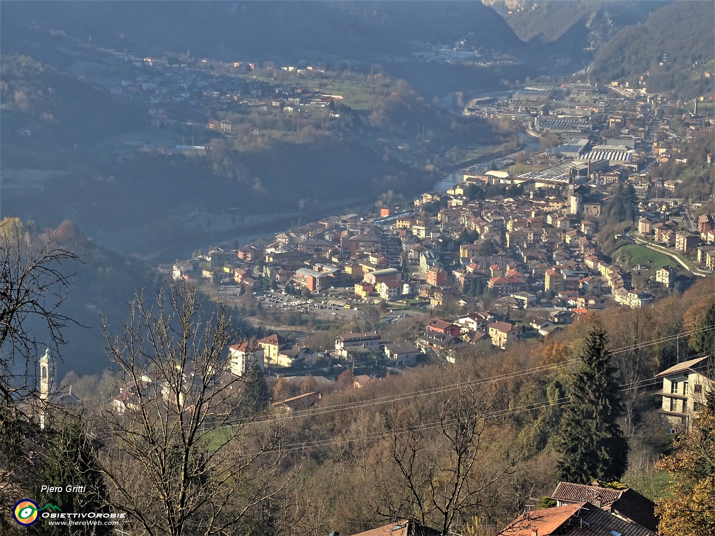 45 Vista panoramica su Zogno con le frazioni di Endenna appena sotto  e di Stabello.JPG